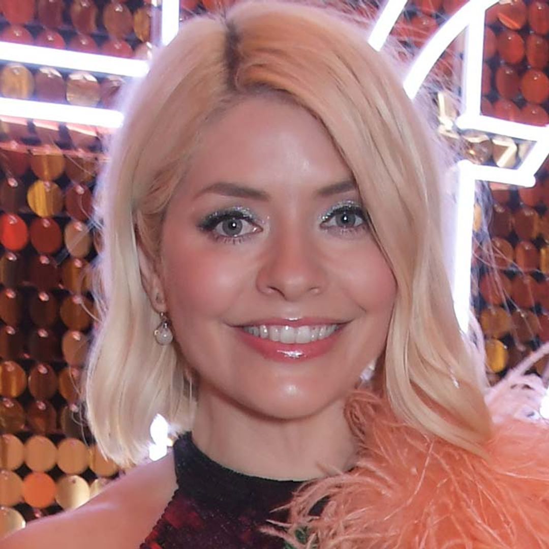 Holly Willoughby turns up the heat with sassy backstage photo in jaw-dropping dress