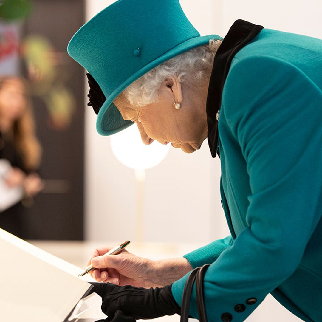 Here's why the Queen has two very different signatures