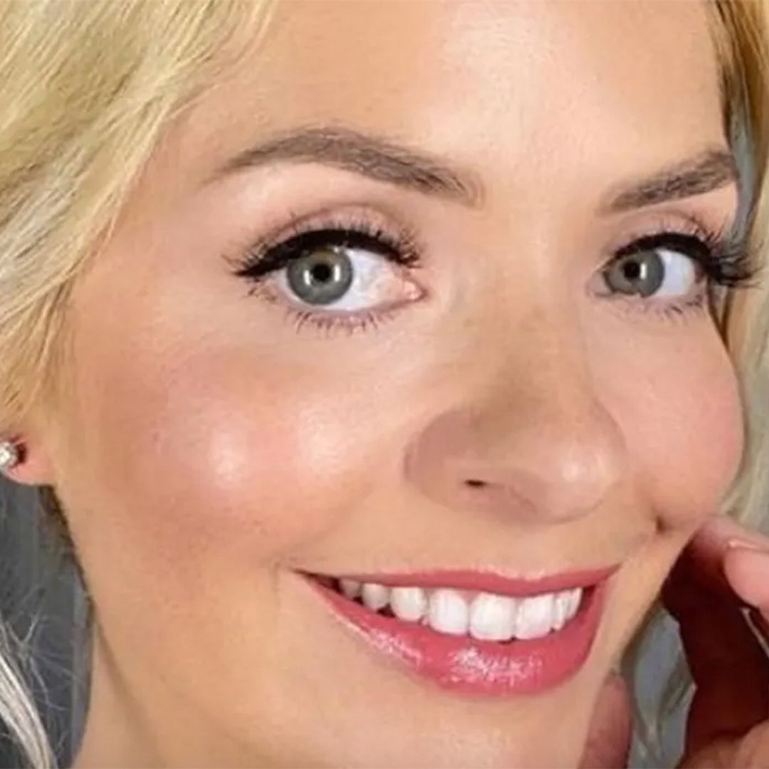 Holly Willoughby looks unreal in figure-hugging pencil skirt by royal favourite brand