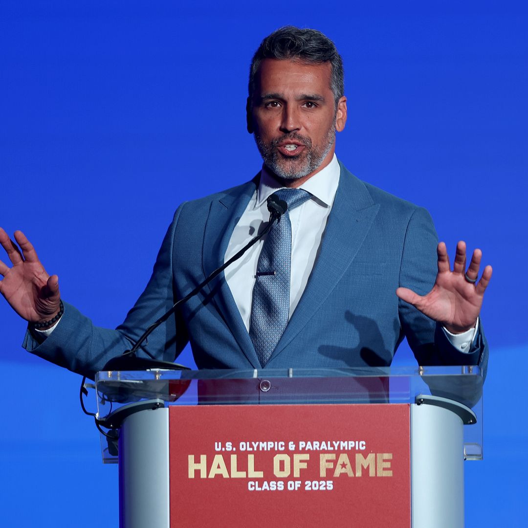 Ahmed Fareed s'adresse au public lors de la cérémonie d'intronisation au Temple de la renommée olympique et paralympique des États-Unis 2025 au Colorado Hall du Broadmoor le 12 juillet 2025 à Colorado Springs, Colorado.