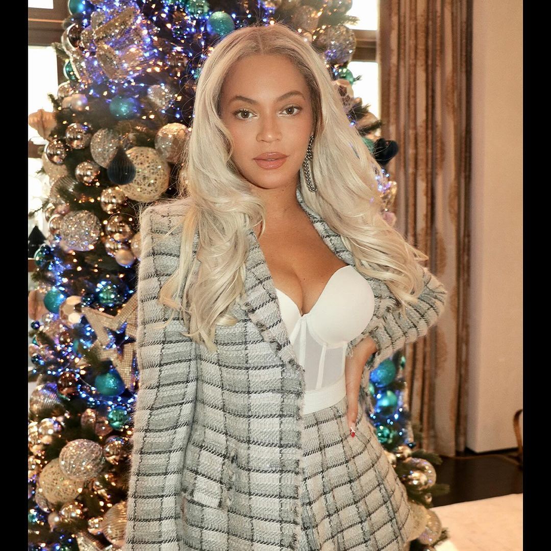 Beyonce stuns in plunging corset and mini skirt for leggy New Year's Eve look