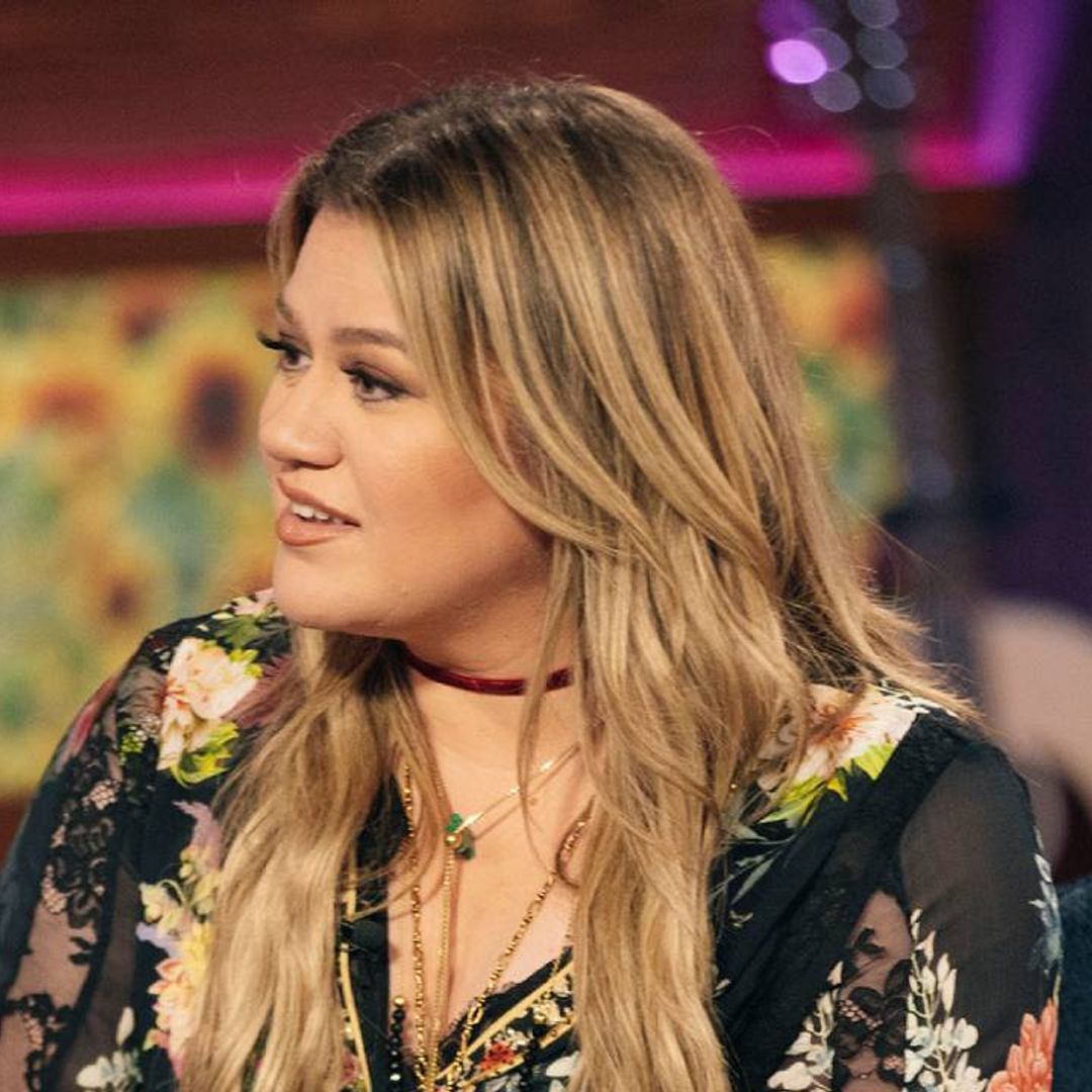 Kelly Clarkson has hilarious debate with unexpected stars live on-air