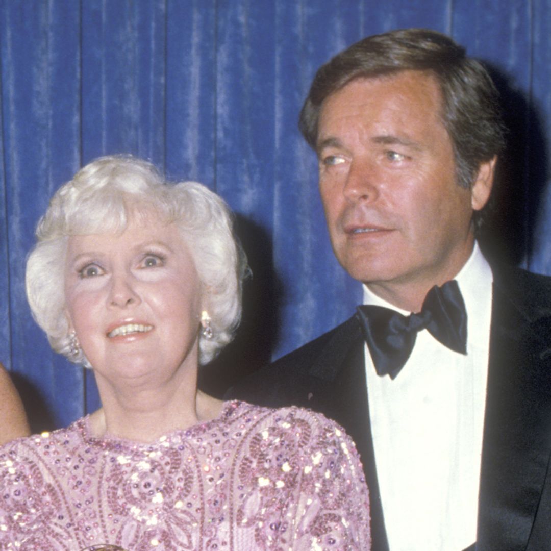 L'acteur Lionel Stander, l'actrice Stefanie Powers, l'actrice Barbara Stanwyck et l'acteur Robert Wagner assistent à la 35e cérémonie annuelle des Primetime Emmy Awards le 25 septembre 1983 au Pasadena Civic Auditorium à Pasadena, en Californie.