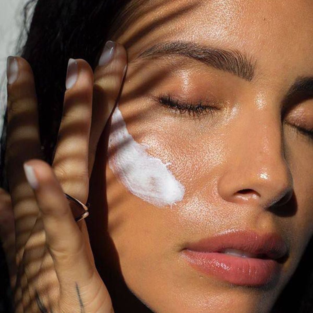 woman applying sunscreen 