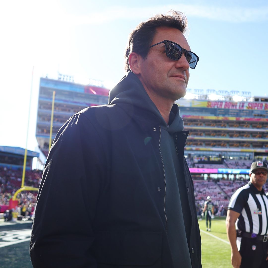 Roger Federer regarde depuis le terrain avant le Super Bowl LX entre les Seahawks de Seattle et les Patriots de la Nouvelle-Angleterre au Levi's Stadium le 8 février 2026 à Santa Clara, en Californie.