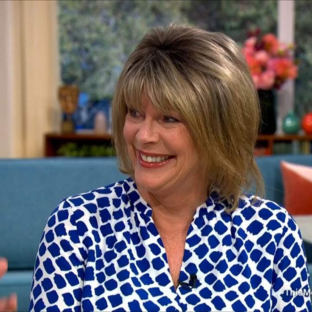 Eamonn Holmes serenades Ruth Langsford on This Morning in honour of wedding anniversary