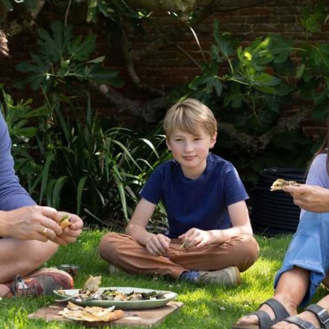 Buddy Oliver unveils dad Jamie's genius 5-minute cooking hack