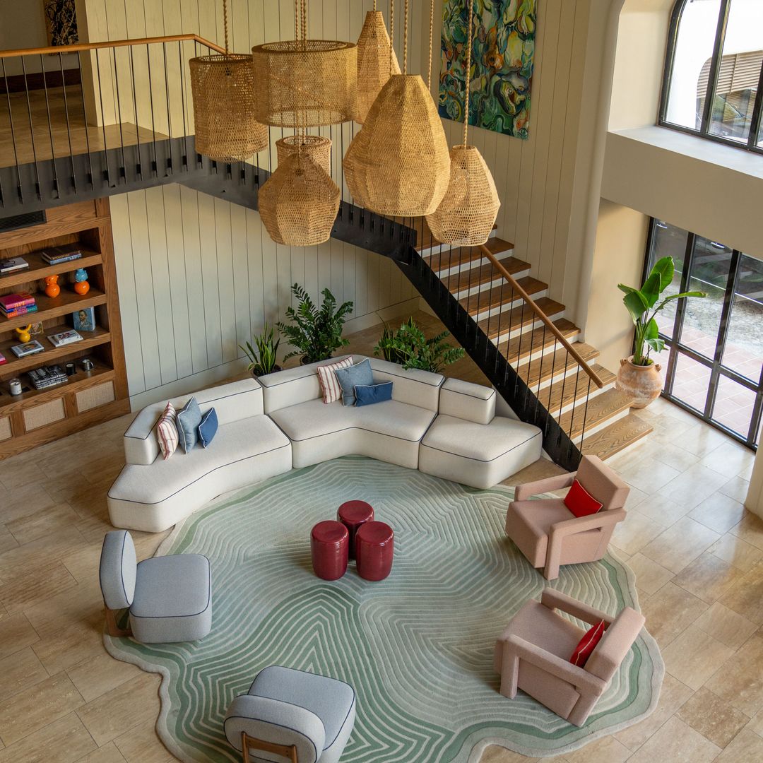 Le hall de l'hôtel Avantgarde Refined Bodrum comprend des suspensions tissées, des sièges incurvés et un design décloisonné moderne.