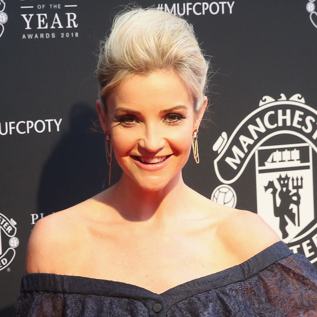 Helen Skelton is absolutely stunning in form-flattering outfit for gorgeous beachside photo