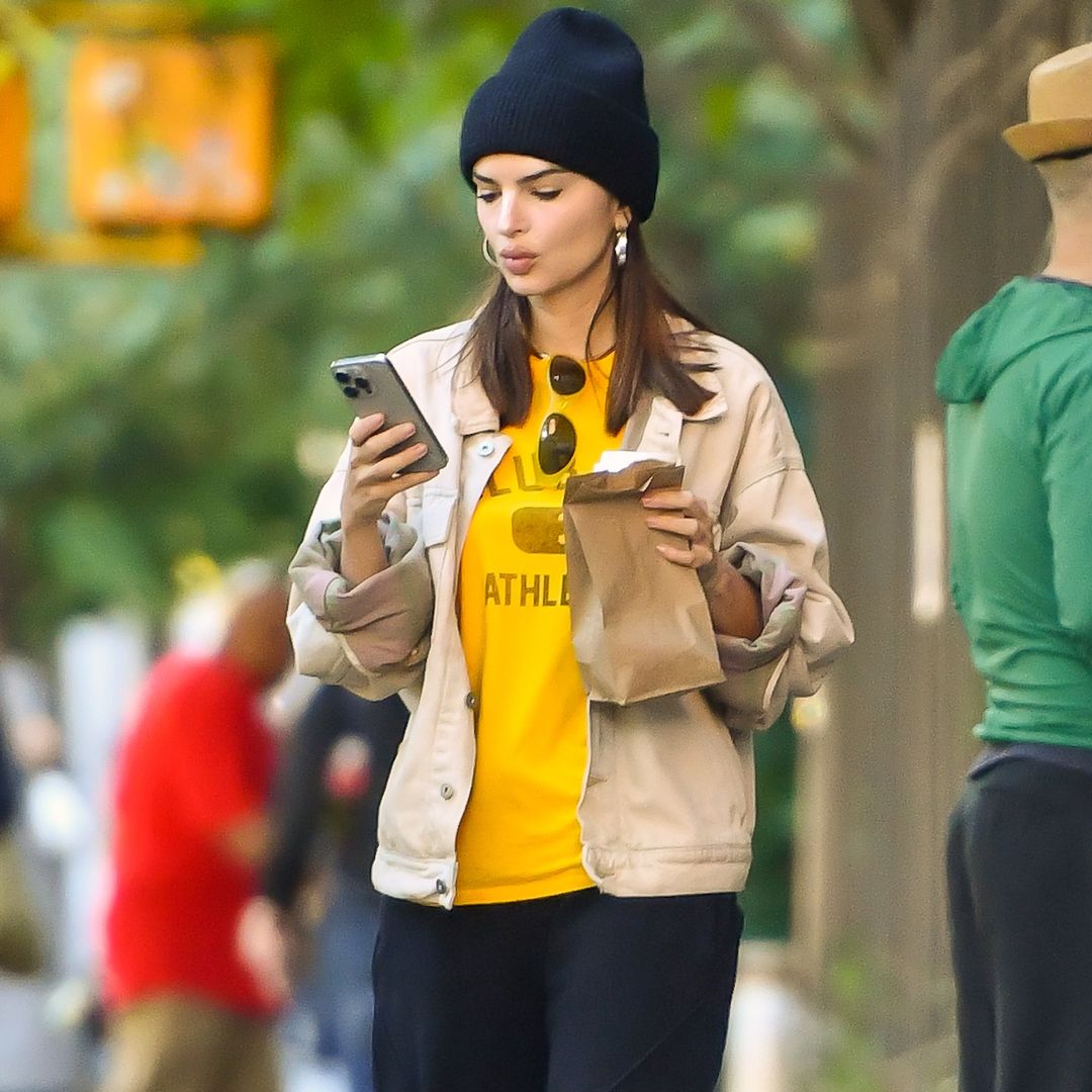 Emily Ratajkowski's XL beanie is a major autumn mood