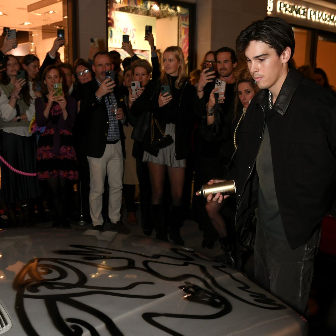 Paris Brosnan peint une BMW lors des débuts de PARIS BROSNAN au Royaume-Uni avec la nouvelle collection d'art « COLLECTIVE ENERGY » au Clarendon Fine Art le 26 février 2026 à Londres, en Angleterre.