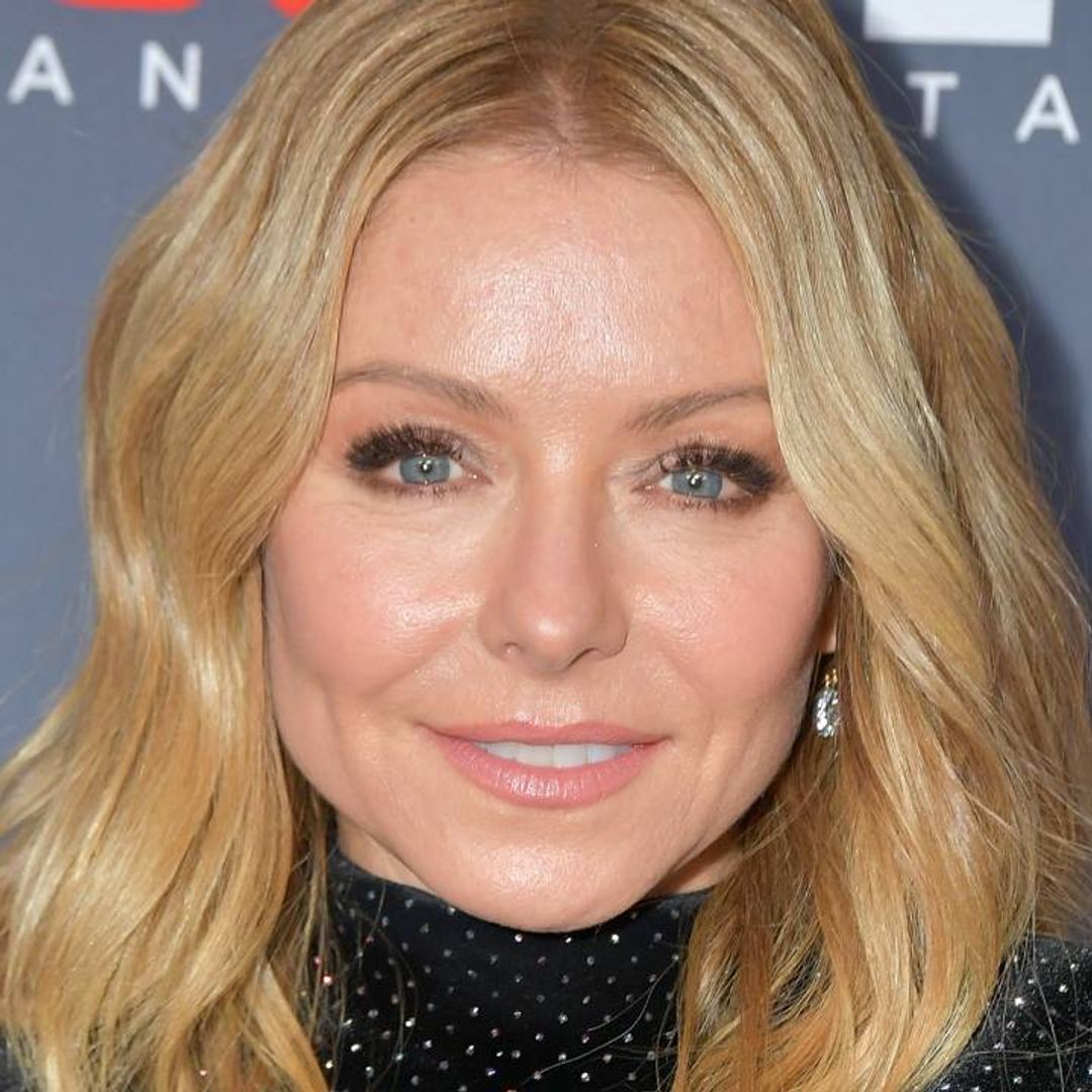 Kelly Ripa delights fans with jaw-dropping holiday photos featuring Mark Consuelos