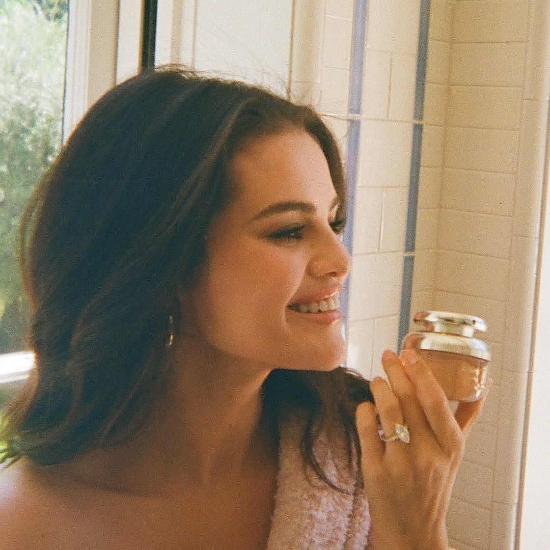 Selena Gomez holding purfume bottle 