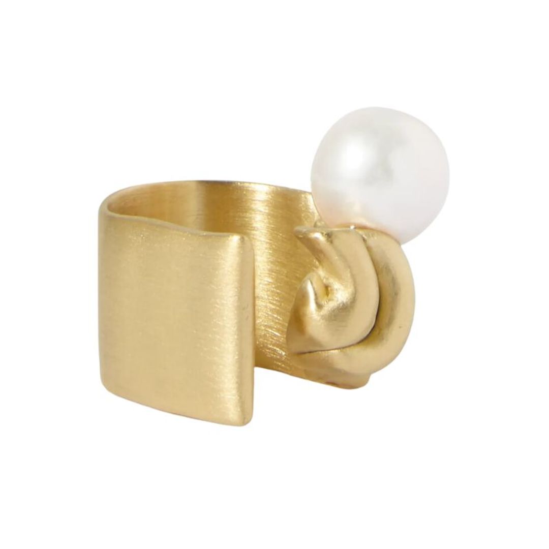 Gold ring with oversized pearl 