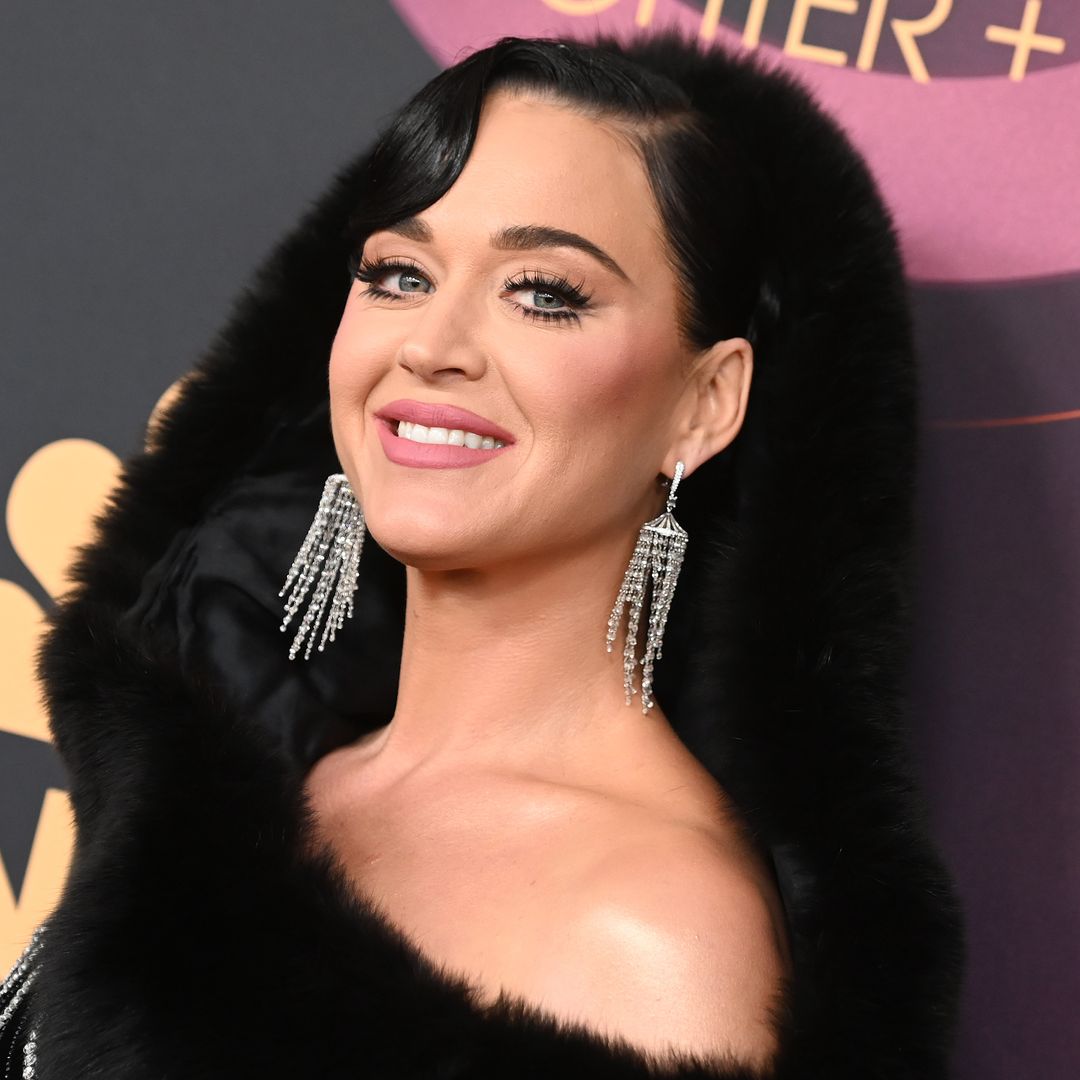 Katy Perry stuns with out-of-this-world alien transformation in curve-hugging dress