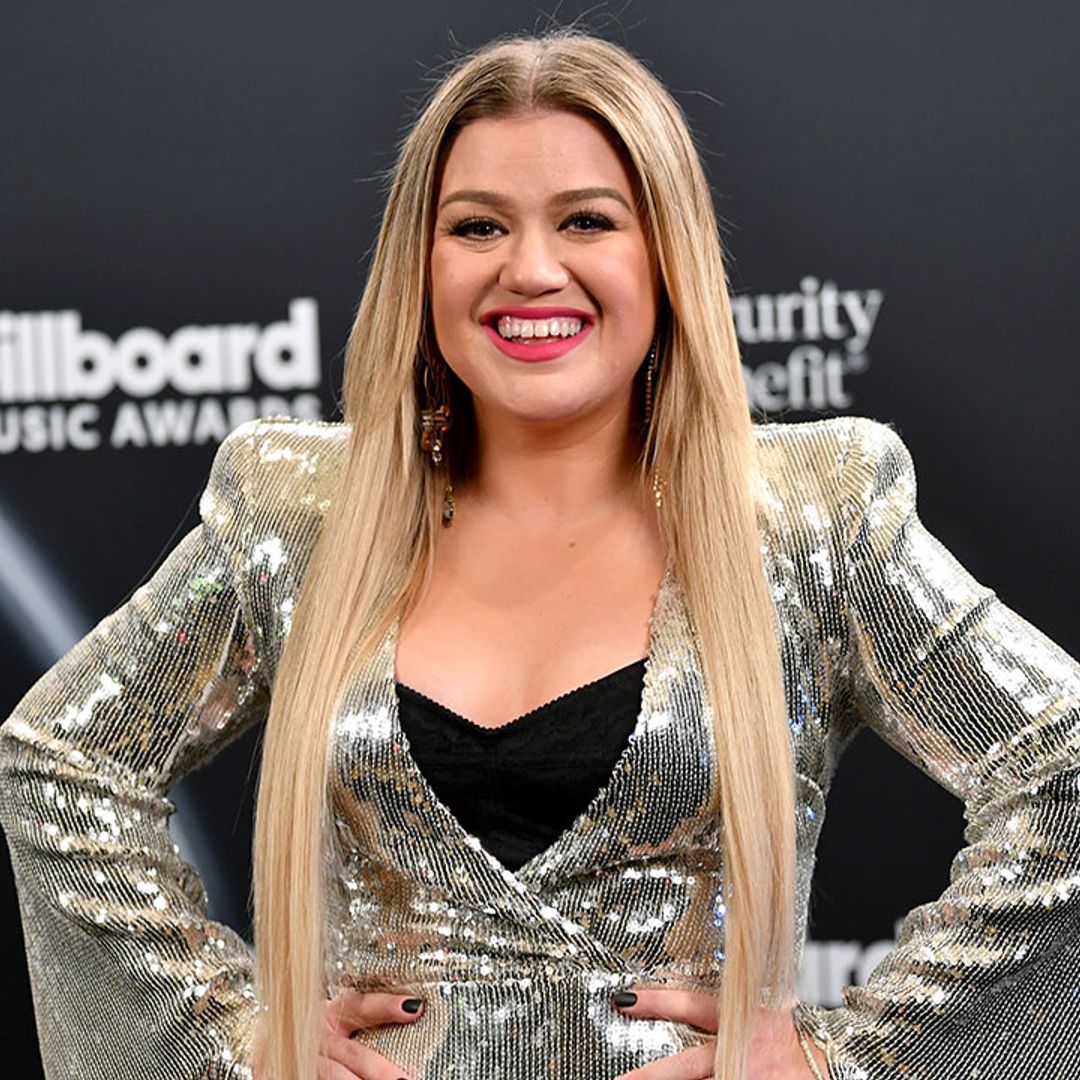 Kelly Clarkson looks phenomenal in show-stopping cinched dress
