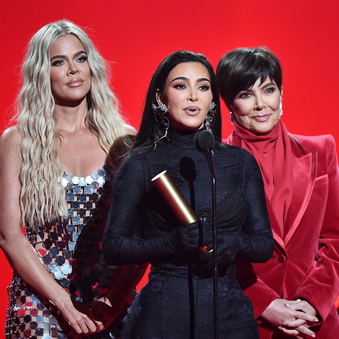 Khloe on stage with Kim and Kris accepting an award at the People's Choice Awards 2021