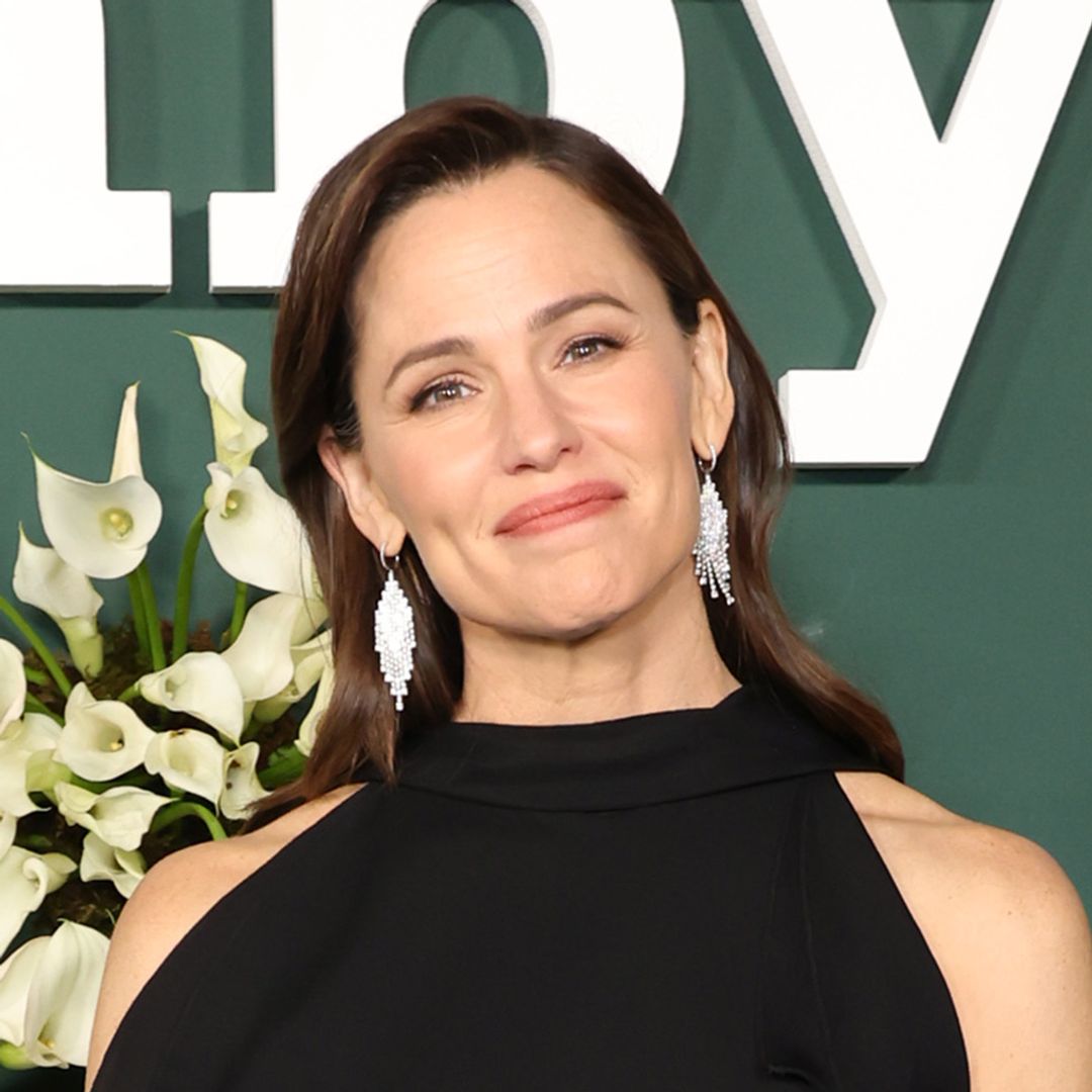 Watch Jennifer Garner go for gold in a swimsuit with pool video