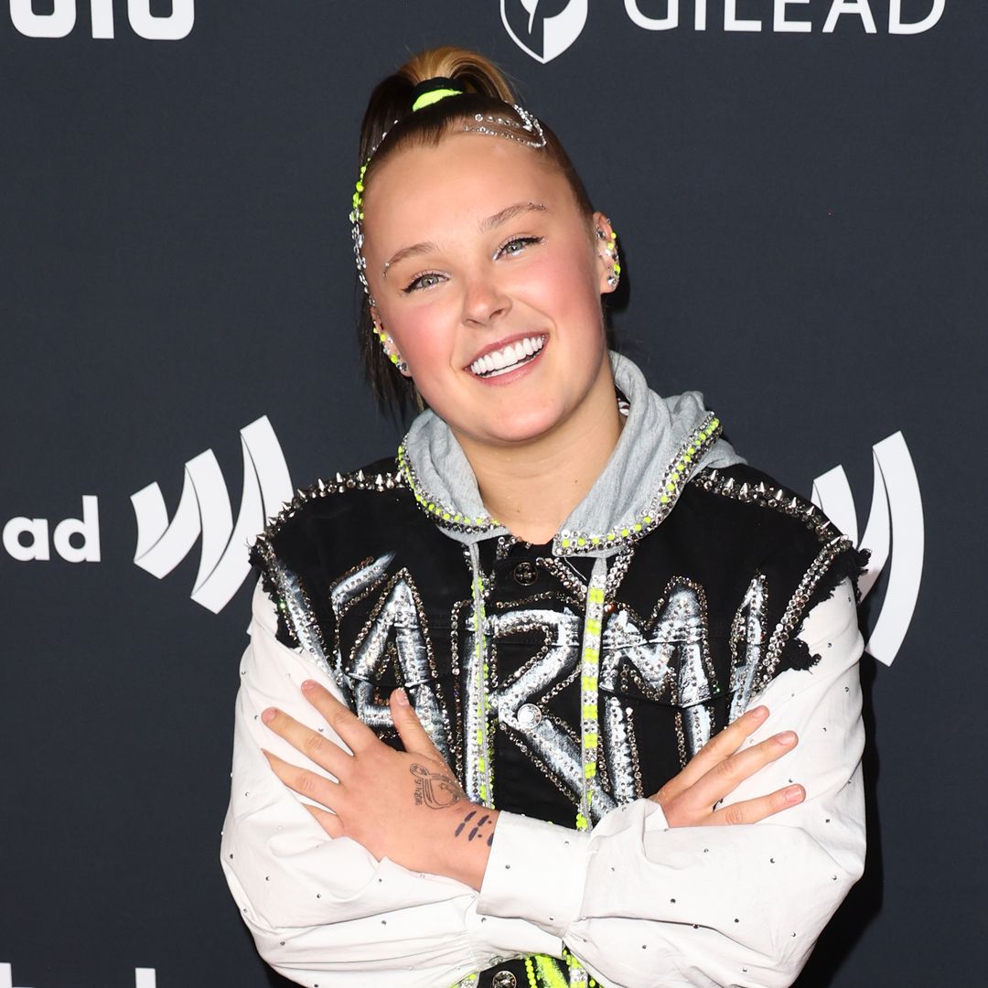 JoJo Siwa's crystal-encrusted abs corset has made her a global meme