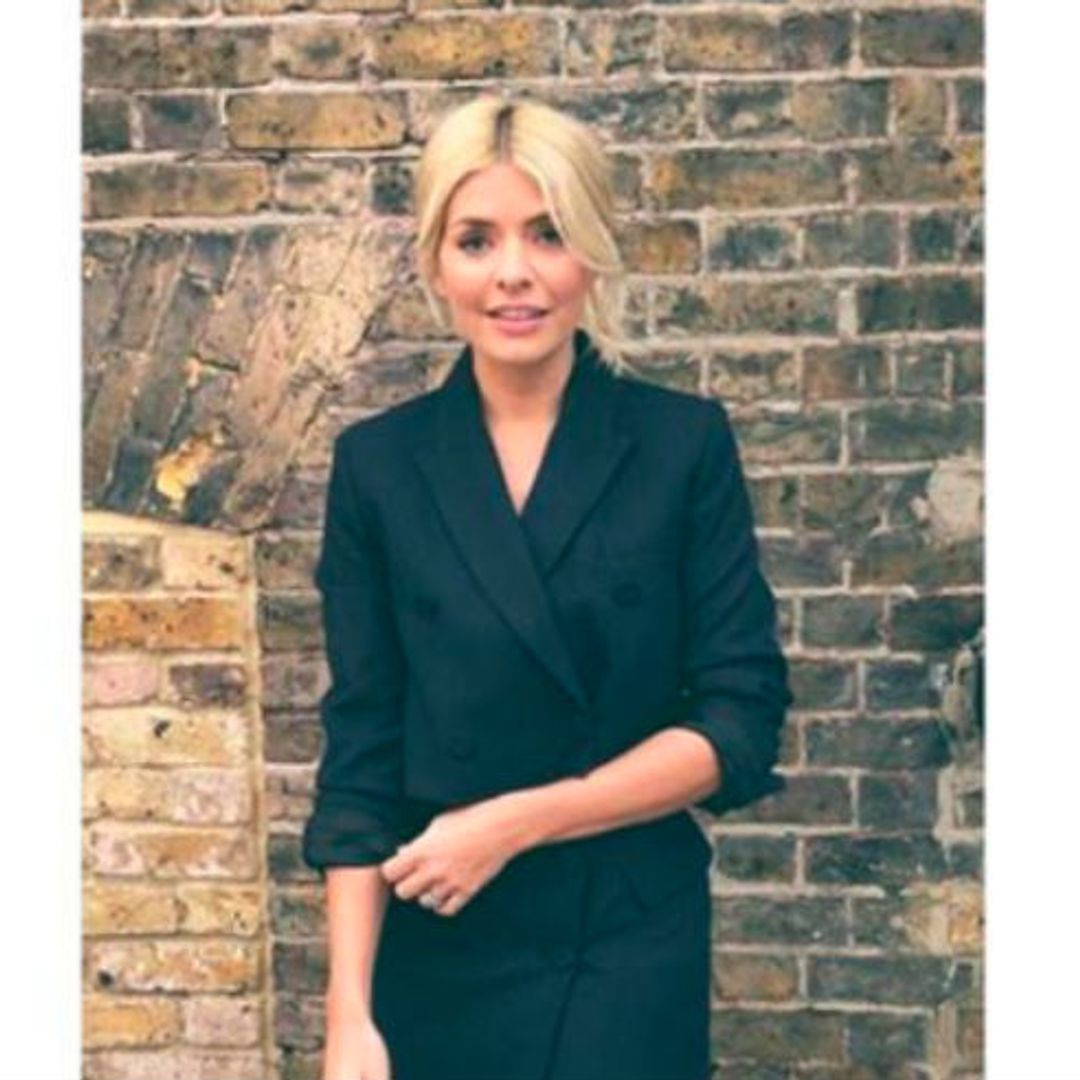 Holly Willoughby shows off toned legs in Zara mini skirt
