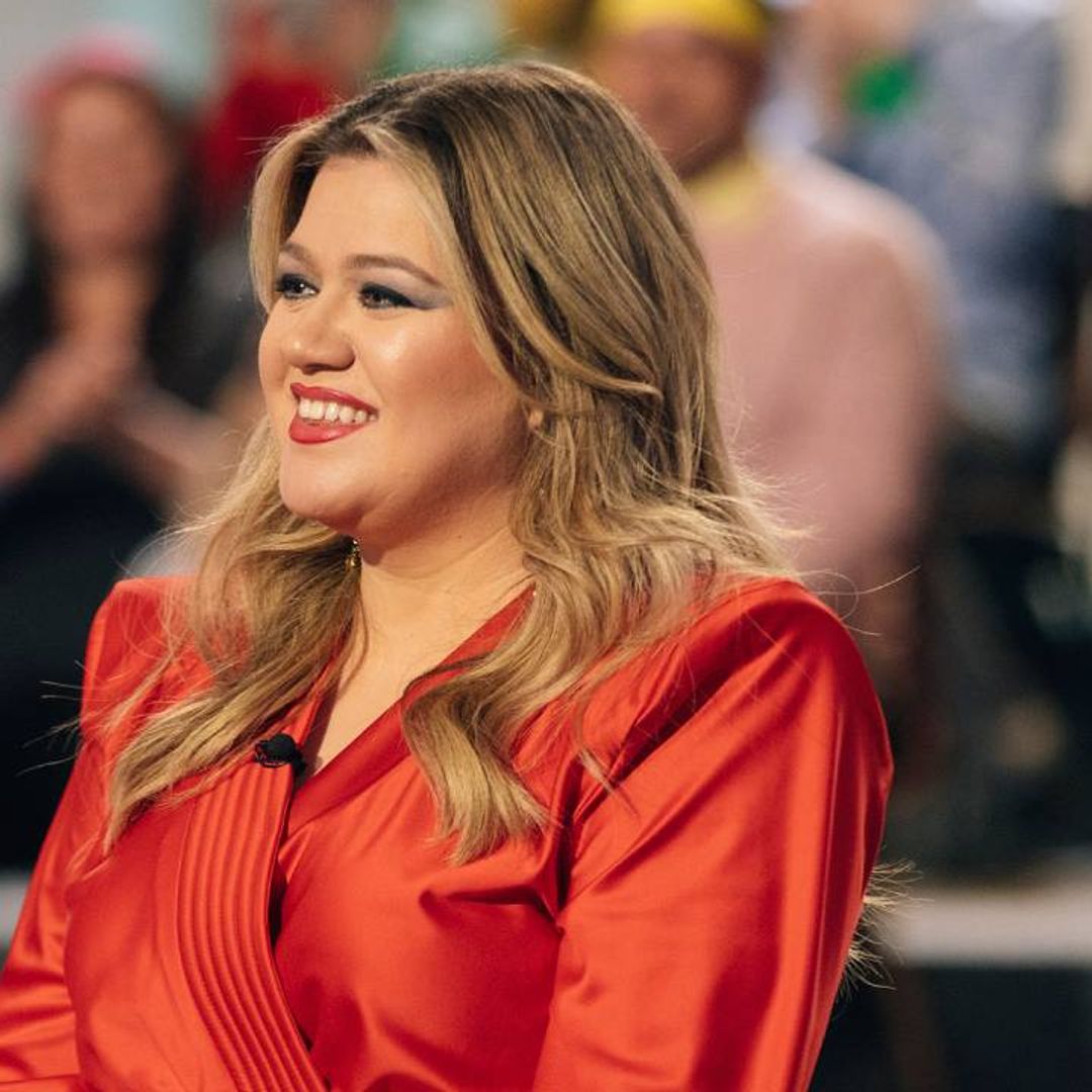 Kelly Clarkson surprises fans with latest look amid her 40th birthday