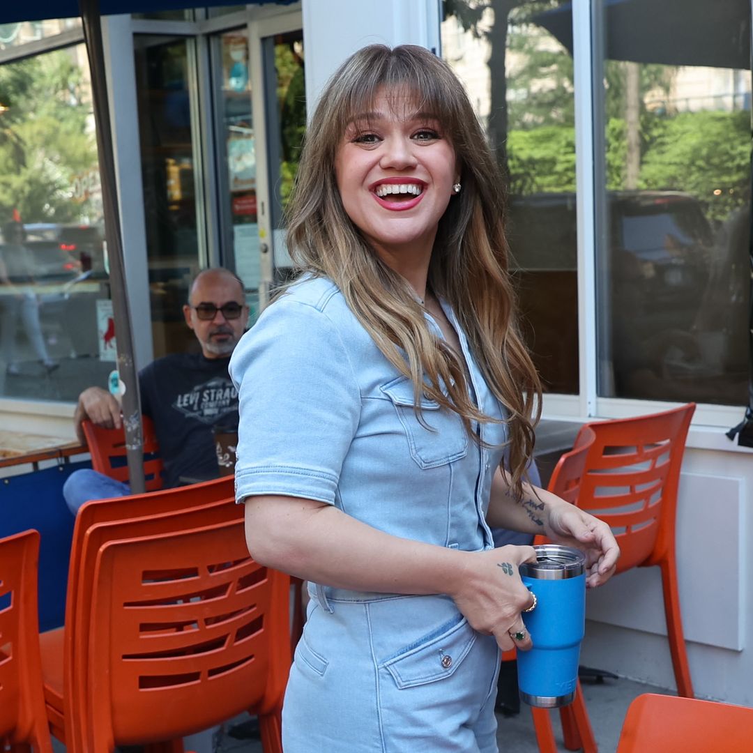 Kelly Clarkson is 'glowing' as she steps out in skinny jeans unveiling brand new look — and announcement