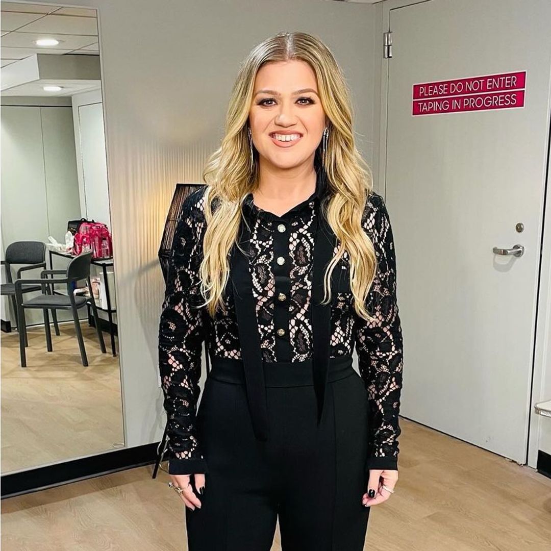 Kelly Clarkson showcases incredible physique in waist-cinching dress with plunging neckline