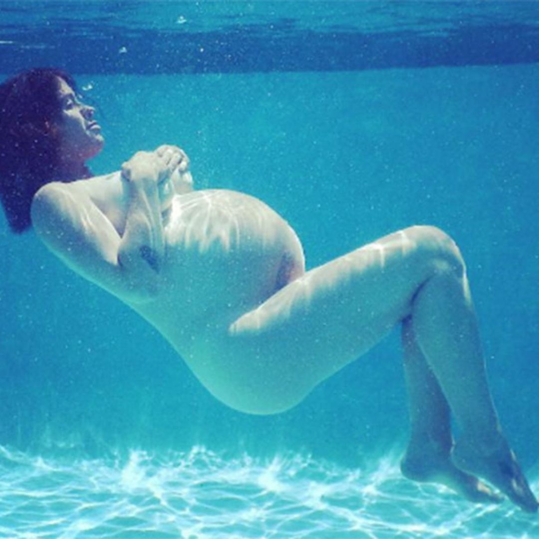 Pregnant Alanis Morissette poses naked in stunning underwater photo