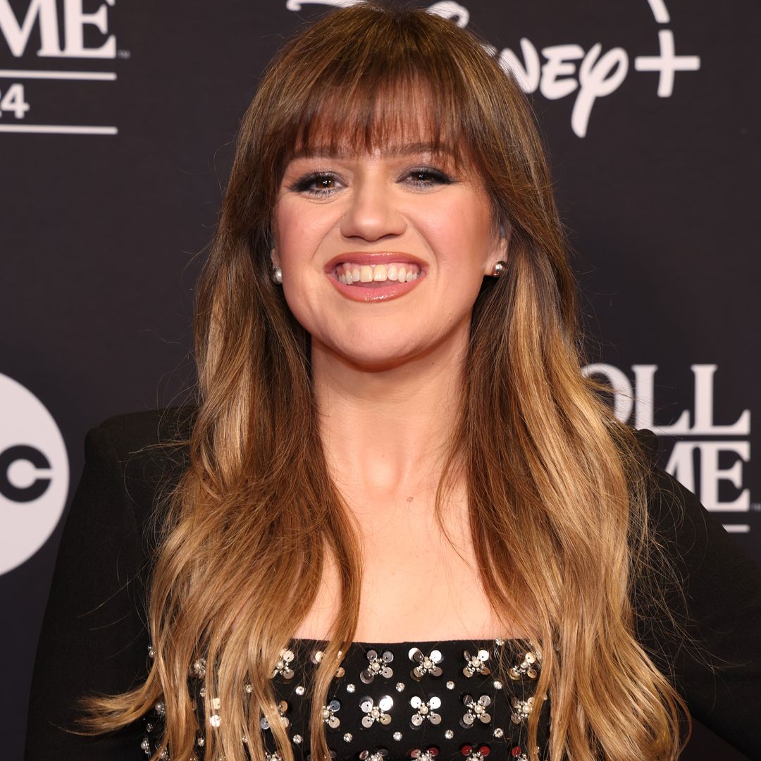 Kelly Clarkson is a vision in sparkly mini dress highlighting seriously toned legs during Rock & Roll Hall of Fame performance