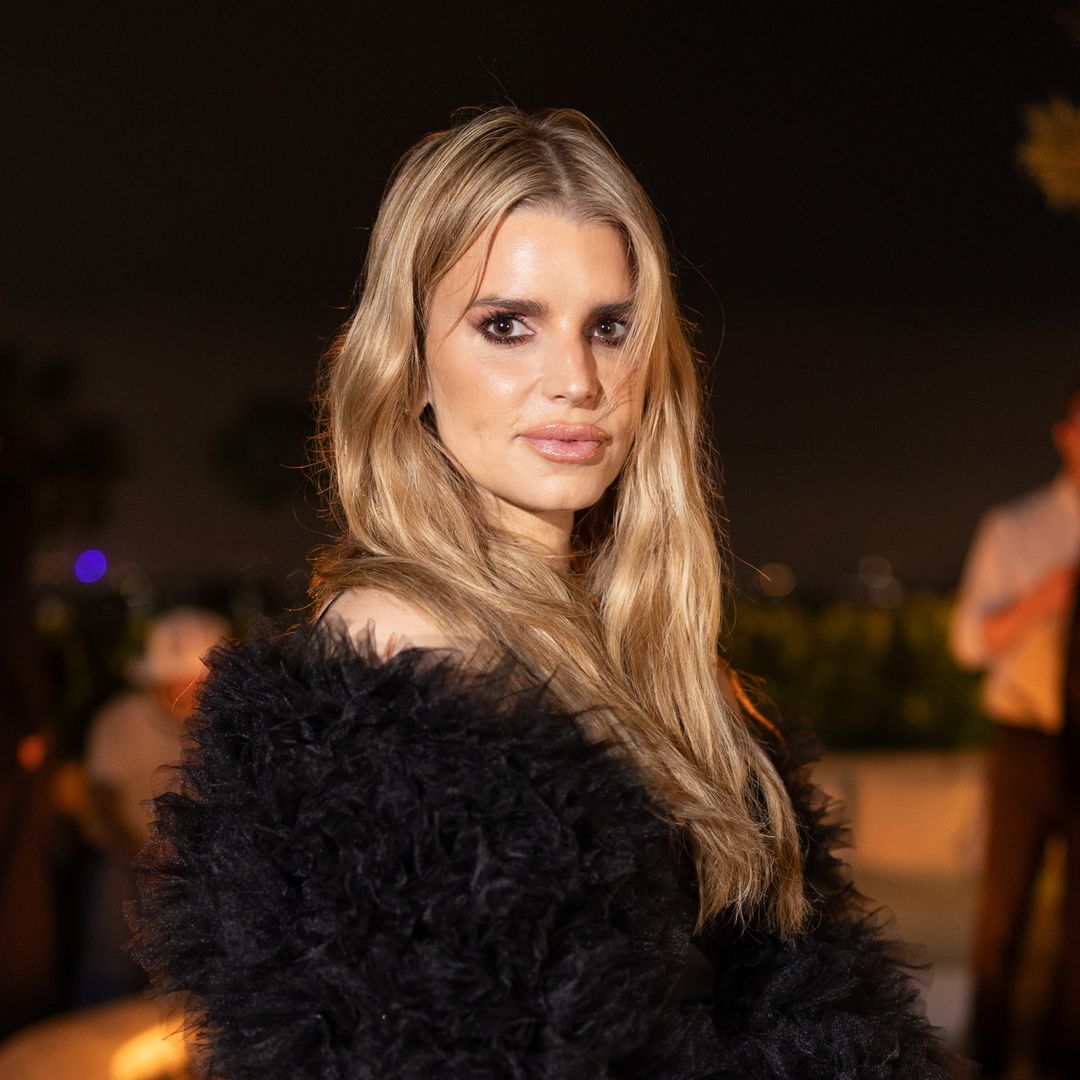 Jessica Simpson highlights 100lbs weight loss in tiny Daisy Dukes