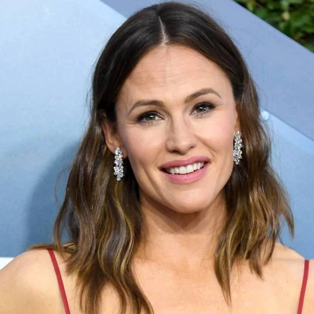 Jennifer Garner stuns fans with rare family photo with lookalike sisters 