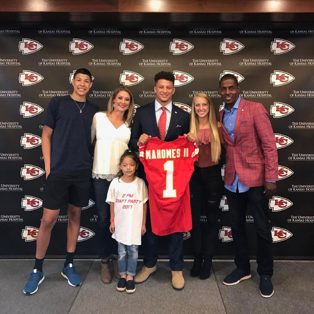 The Mahomes extended family posing for a photo with Patrick (Jr.) in the middle