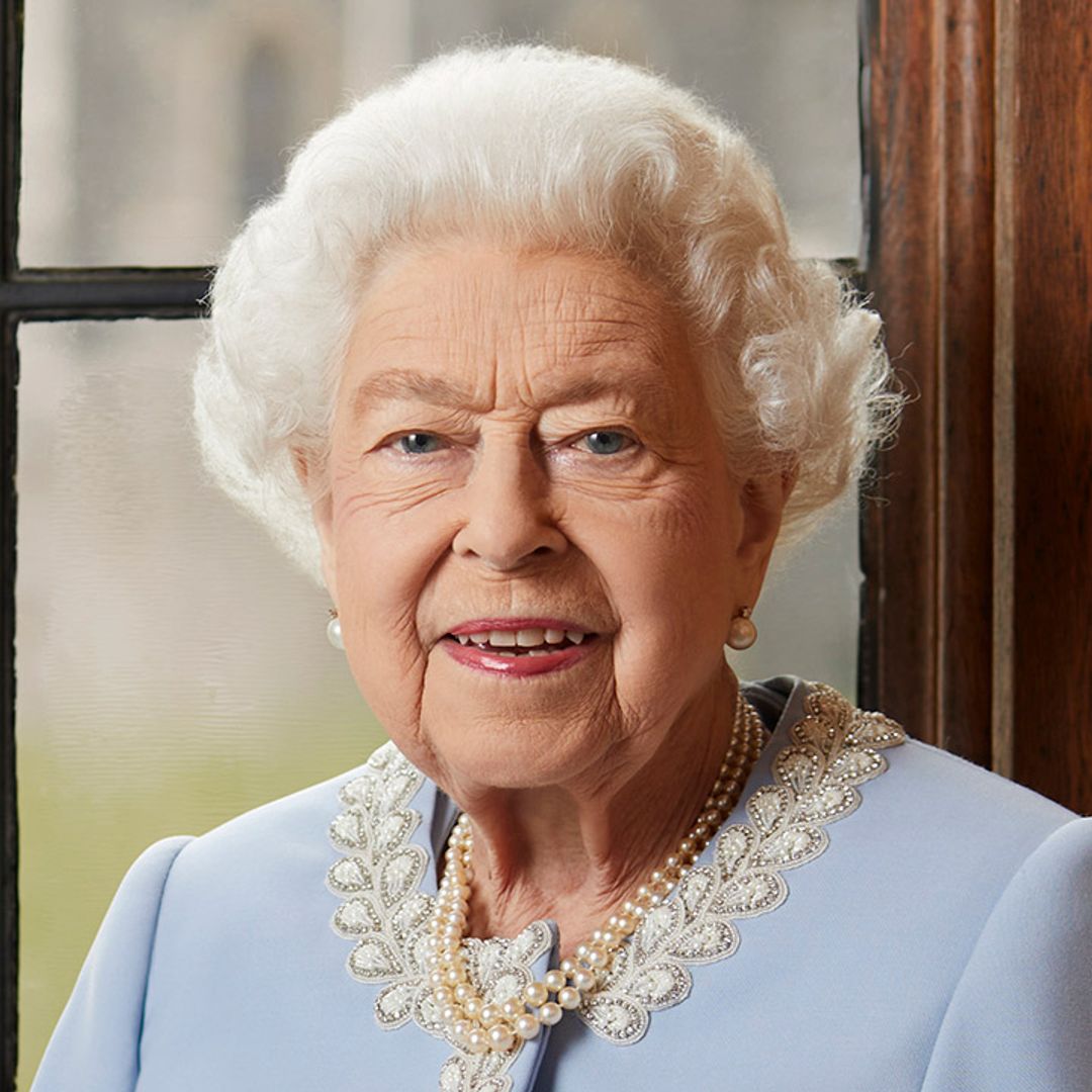The Queen poses for very regal Platinum Jubilee portrait