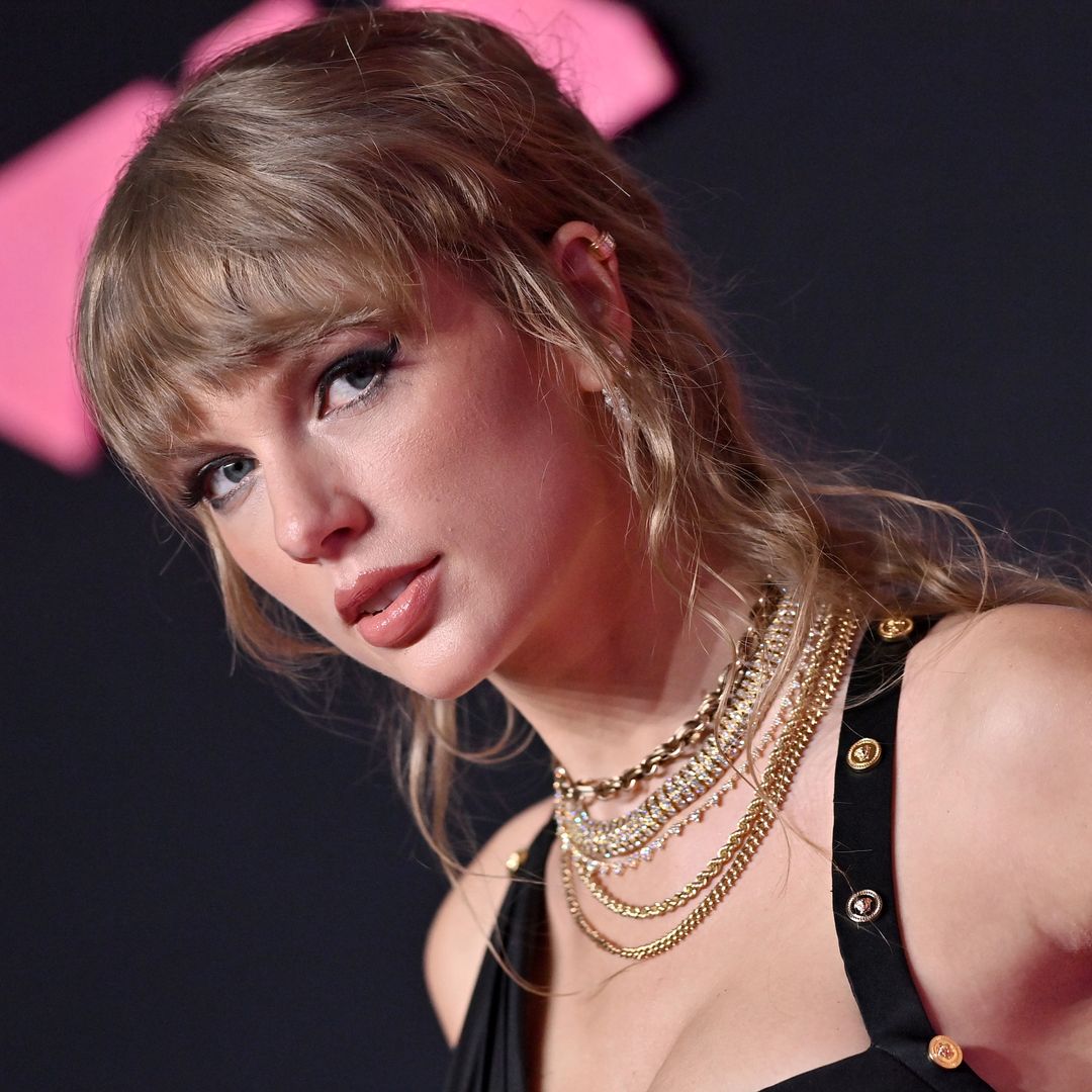 Taylor Swift visibly upset as she breaks $12,000 vintage ring at MTV VMAs