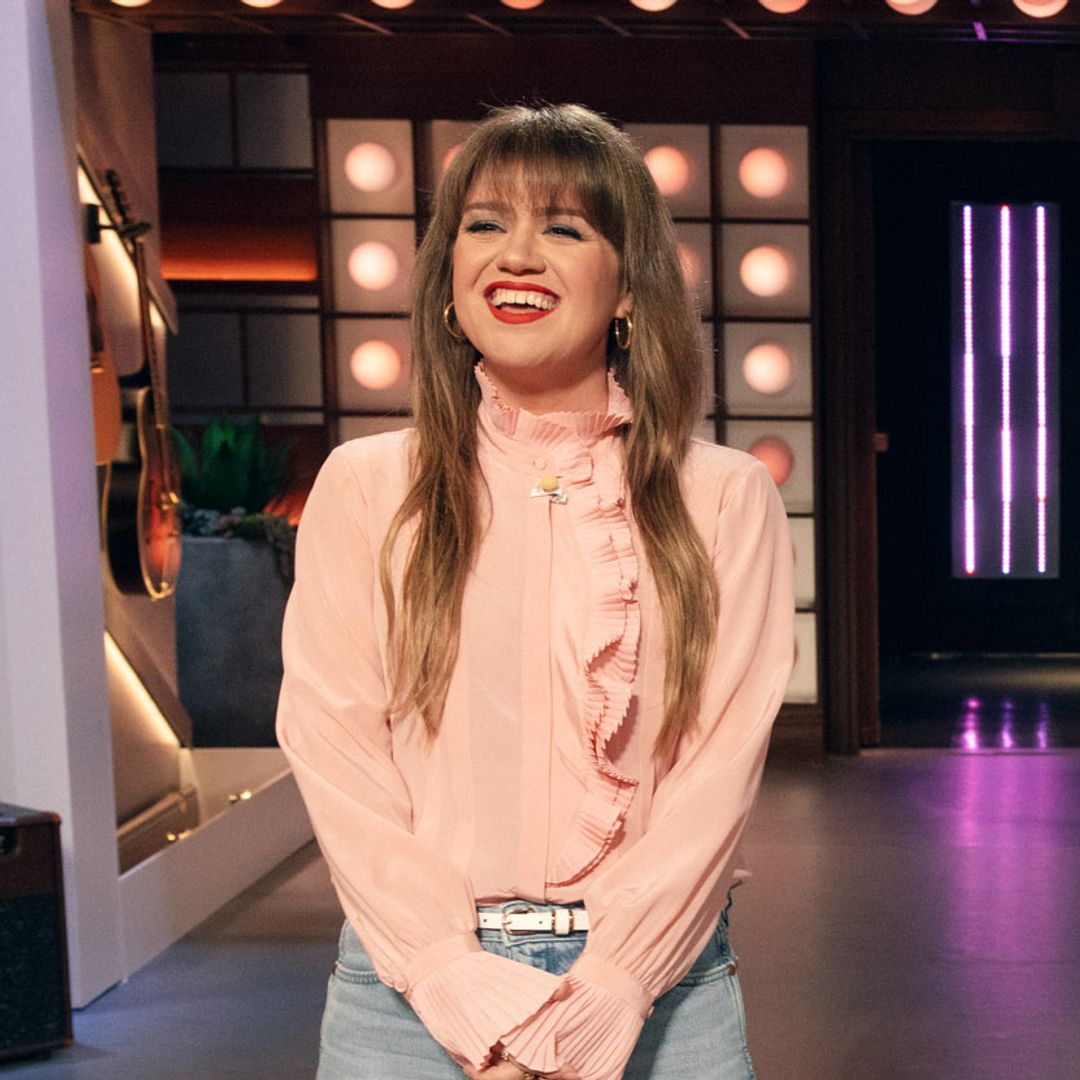 Kelly Clarkson wows in the perfect skinny jeans as she starts her welcomes in new week on show
