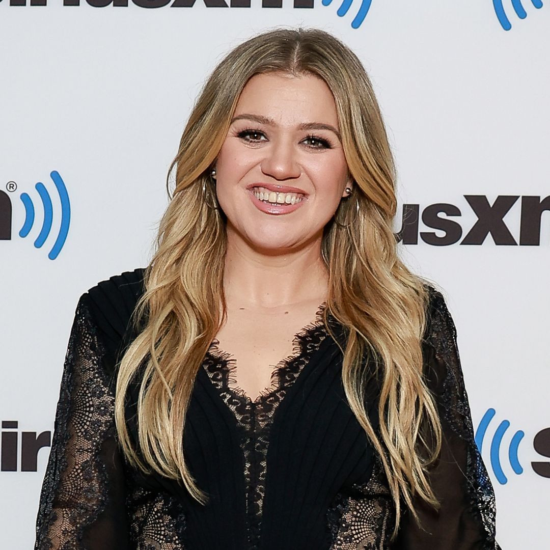 Kelly Clarkson wows with waist-cinching snakeskin skirt that leaves fans in awe – photos