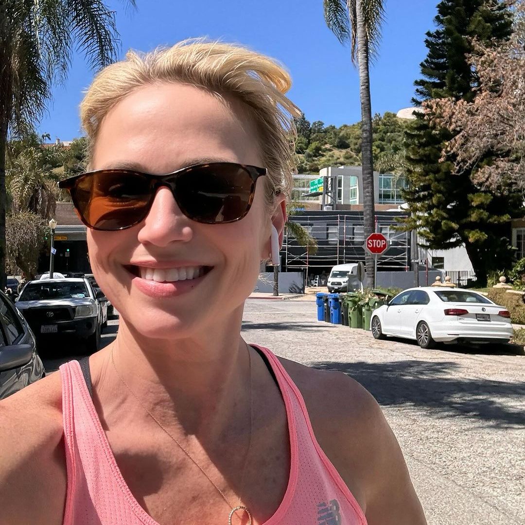 Amy Robach stuns in sun-kissed photo as she poses in figure-flattering mini dress