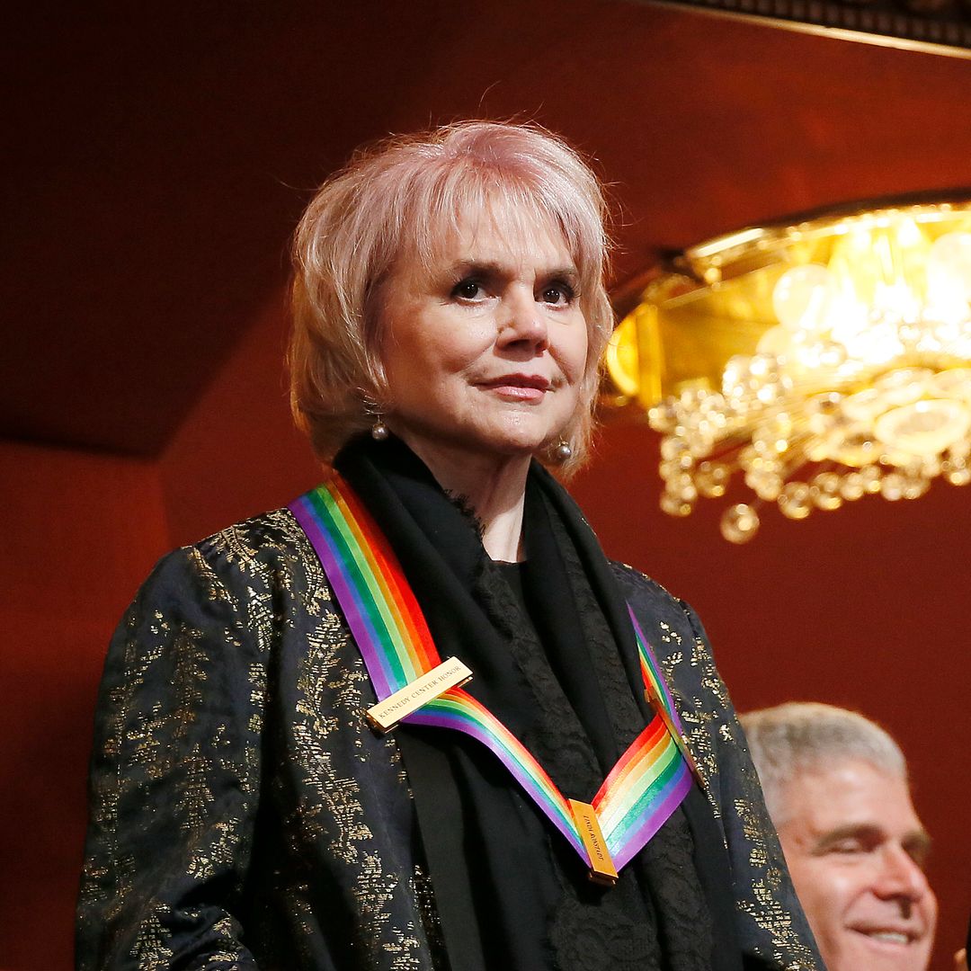 Michael J. Fox, Ozzy Osbourne et plus de célébrités qui sont devenues publiques avec la maladie de Parkinson 6 La lauréate Linda Ronstadt assiste aux honneurs annuels du Kennedy Center au Kennedy Center Hall of States le 08 décembre 2019 à Washington, DC.