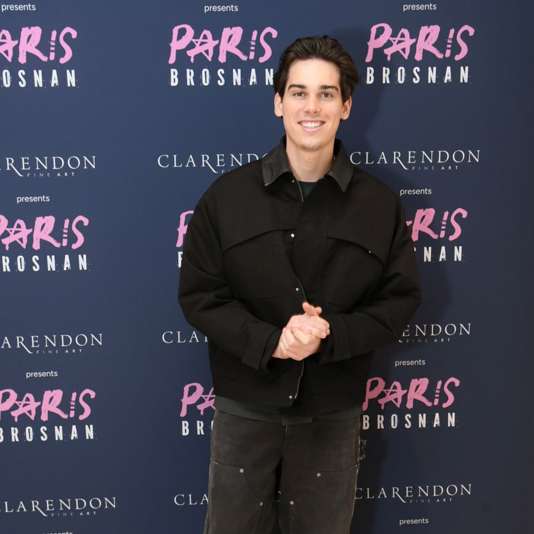 Paris Brosnan participe aux débuts de PARIS BROSNAN au Royaume-Uni avec la nouvelle collection d'art « COLLECTIVE ENERGY » au Clarendon Fine Art le 26 février 2026 à Londres, en Angleterre.