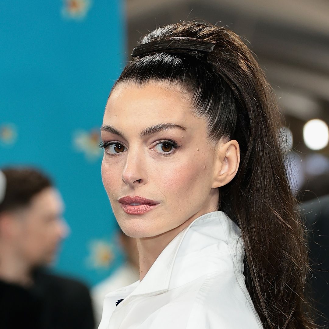 Anne Hathaway's swimsuit fashion is another level in must-see photos from family vacation