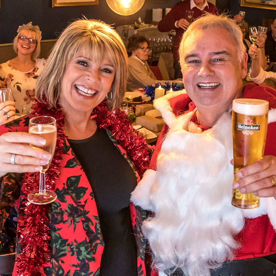 Eamonn Holmes and Ruth Langsford surprise pubgoers with festive treat - see pictures