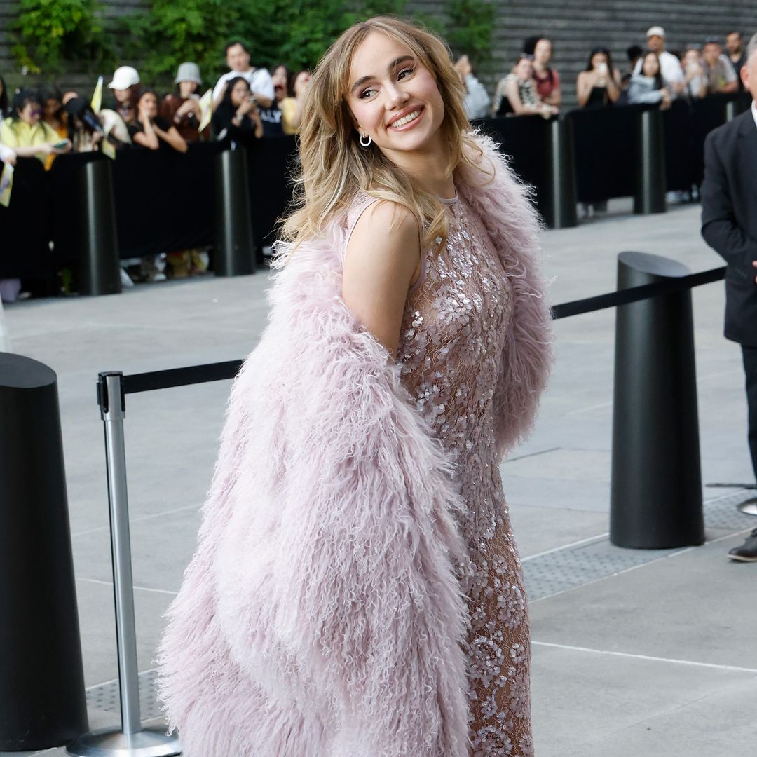 Suki Waterhouse's patchwork jeans are a hippie statement