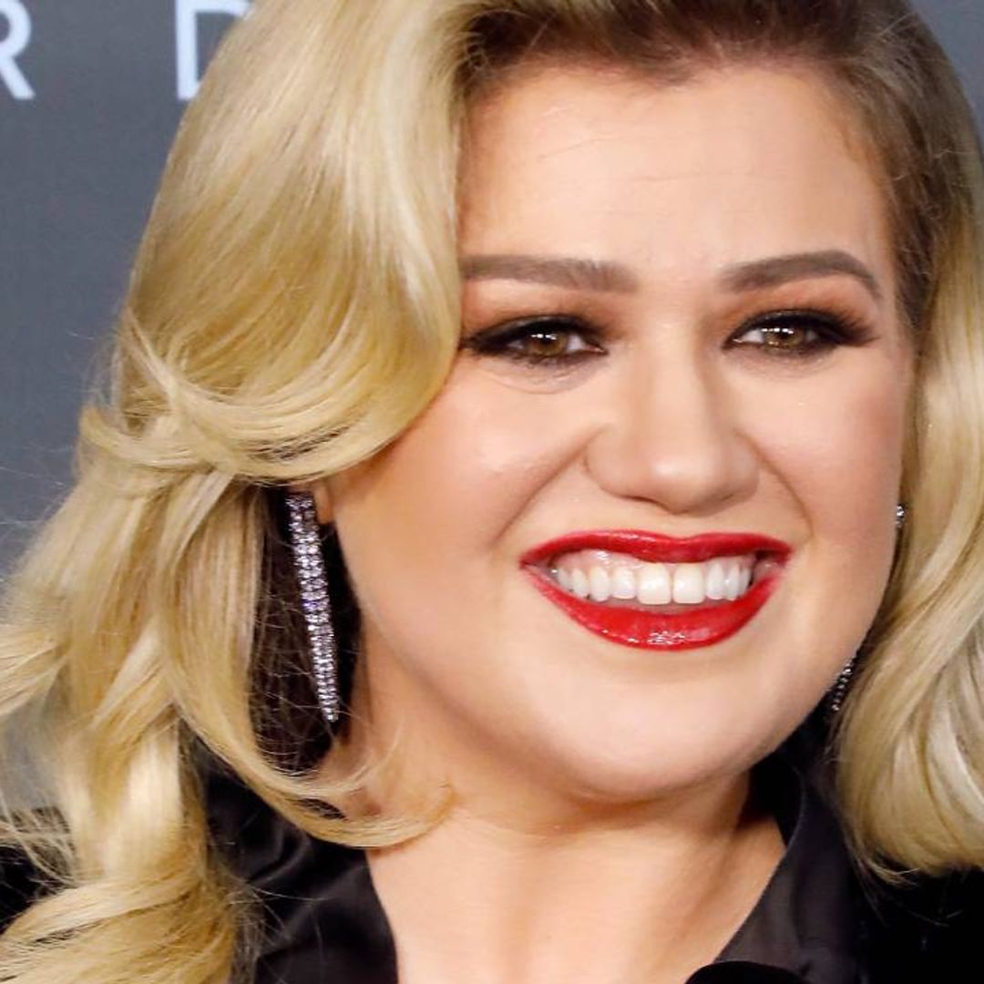 Kelly Clarkson's fans are obsessed with her gold gown on American Song Contest