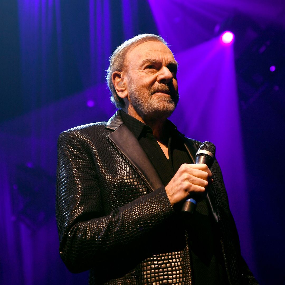 Michael J. Fox, Ozzy Osbourne et plus de célébrités qui sont devenues publiques avec la maladie de Parkinson 5 Neil Diamond Singing