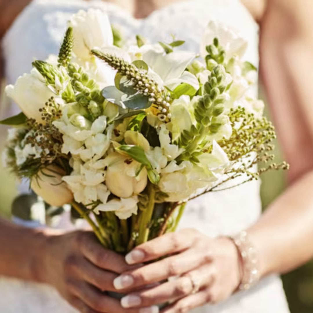 How to make your bridal bouquet at home using this flower delivery service
