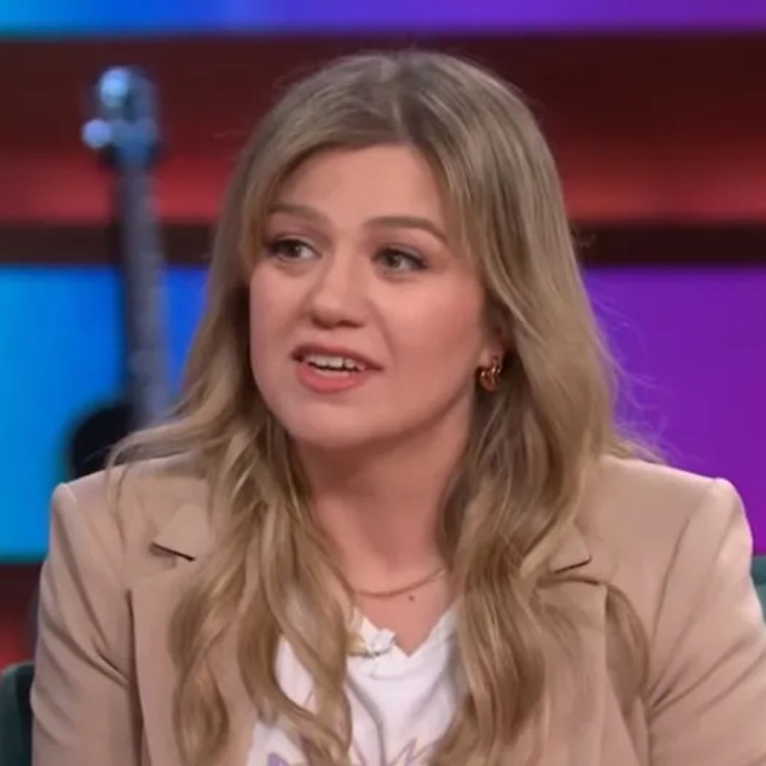 Kelly Clarkson showcases her svelte frame in tight pantsuit after dropping ’50 pounds in 8 months’