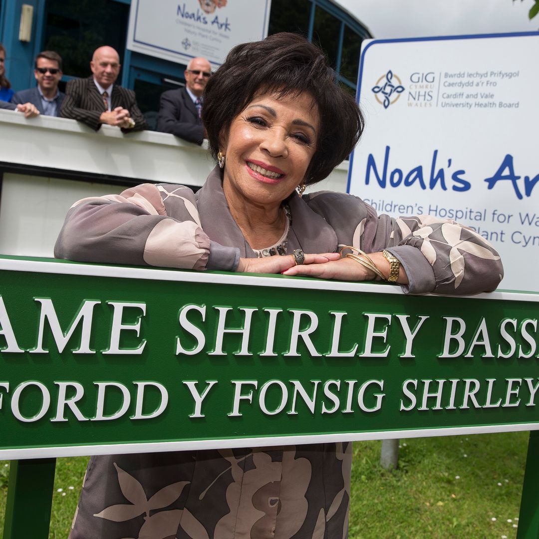 Dame Shirley Bassey fala sobre adicionar uma 'polvilhada de alegria' na vida das crianças no hospital
