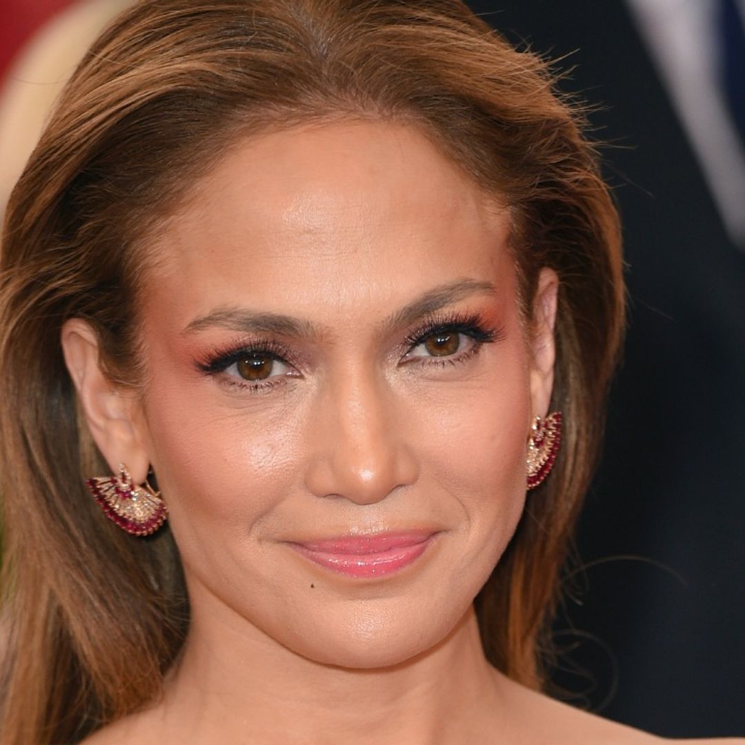 Jennifer Lopez wows fan in honeymoon bathtub video