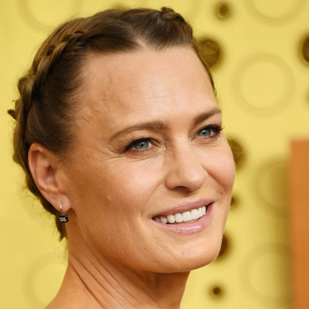 Robin Wright looks like a princess in beautiful red gown for epic throwback