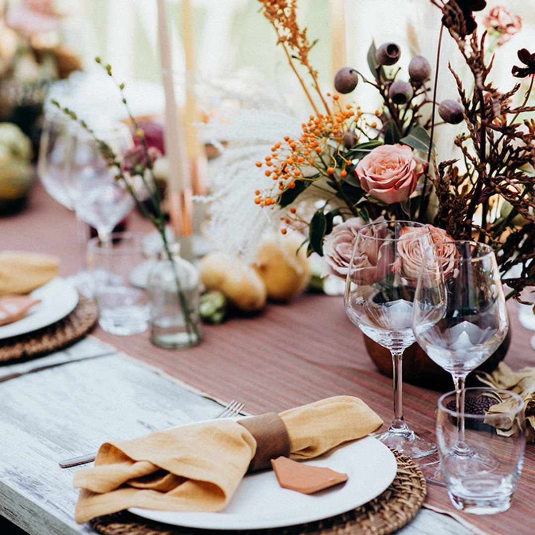 How to choose stunning wedding table settings and decor on a budget